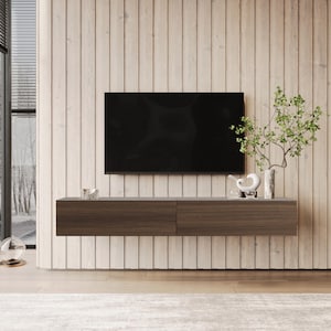 Peut inclure: Un meuble TV mural moderne en bois foncé. Il comporte deux tiroirs et un dessus gris plat. Un grand téléviseur noir est monté au-dessus. Des objets décoratifs et un vase avec de la verdure sont placés sur le dessus du meuble.