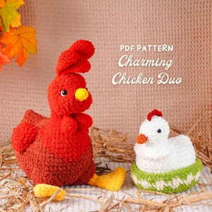 Peut inclure: Deux figurines de poulet faites à la main au crochet. L'une est rouge et marron, l'autre est blanche avec une base verte et blanche. Le texte "Charming Chicken Duo" est visible. Les figurines sont sur un lit de paille.