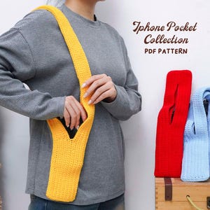 Puede incluir: Una bolsa de bolsillo para iPhone de ganchillo amarilla se lleva sobre el hombro. La bolsa se muestra con bolsas de ganchillo rojas y azul claro. El texto "Iphone Pocket Collection PDF PATTERN" está en la esquina superior derecha.