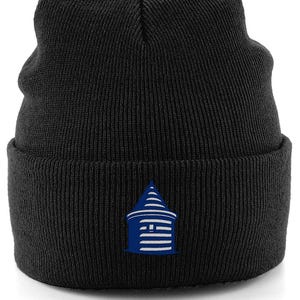 Op de afbeelding: Zwarte gebreide beanie met een blauw en wit geborduurd ontwerp van een gestileerd gebouw. De beanie is gemaakt van een zacht, geribbeld breiwerk en heeft een omgeslagen manchet. Het geborduurde ontwerp staat op de voorkant van de beanie.