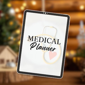 Peut inclure: Une tablette numérique affichant un design "MEDICAL Planner". Le design comprend un stéthoscope et un cœur rose. La tablette a un cadre noir et est placée sur un fond flou avec des lumières de Noël et une petite maison.