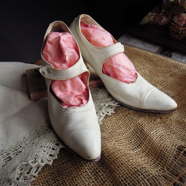 Antique Wedding Button Shoes Victorian Wedding Shoes / Leather Mary Jane Shoes White Mother of Pearl Button Louis Heels