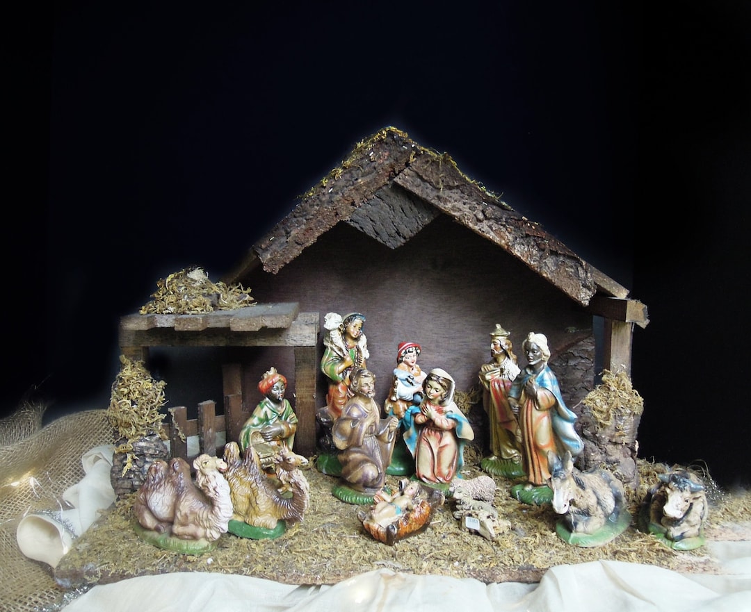 16 Piece Vintage Italian Nativity Figurines and Creche / Hand Crafted