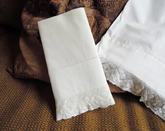 Vintage Pillow Cases / White Cotton Lace Trim Pillowcases / Shabby Cottage Chic Boudoir