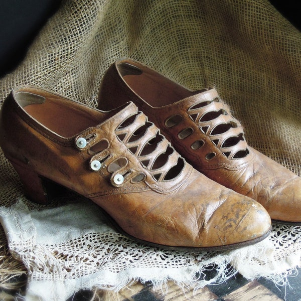 Antique Button Up Victorian Leather / Edwardian Shoes Mother of Pearl Buttons Size 7.5