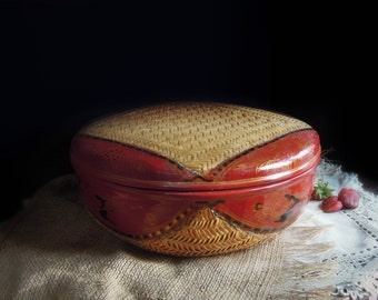 Vintage Red Lacquer Chinese Wedding / Betrothal Bamboo Basket Rattan Woven Rattan / Sewing Basket / Picnic Basket / Asian Decor