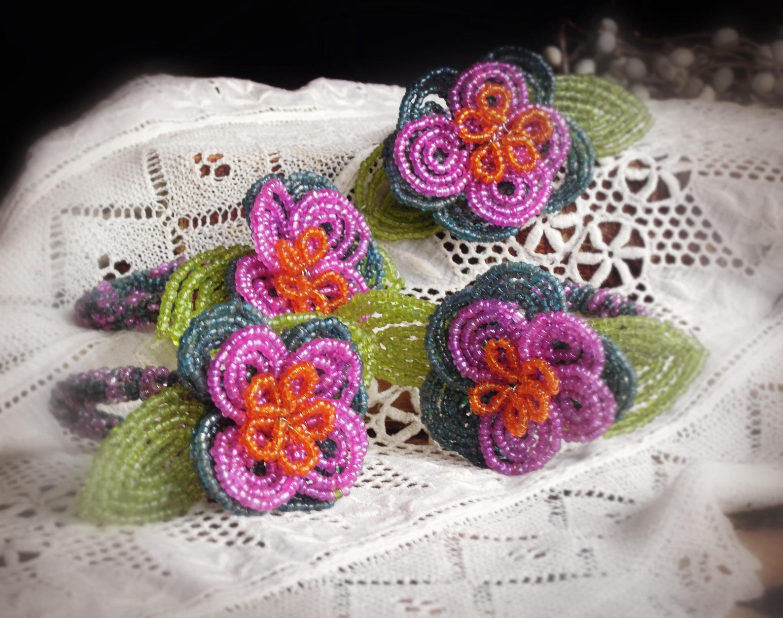Four Vintage Flower Napkin Rings / Glass Beaded Napkin Holders Green Leaves