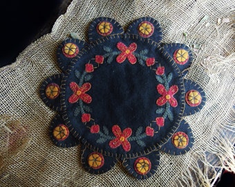 Antique Primitive Farmhouse Round Wool Applique Table Topper / Farmhouse Rug Applique Small Round Wall Hanging Folk Art