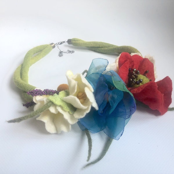 Collier romantique de fleurs fait main Collier de fleurs Collier en feutre Accessoires floraux Collier fait main en laine Collier OOAK