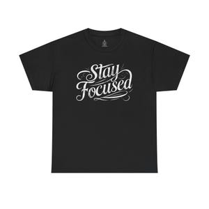 Stay Focused T-Shirt - Motivations-T-Shirt für Unternehmer & Studenten, Hustle Mindset Grafik-Shirt, minimalistisches Fitnessstudio-Shirt Unisex