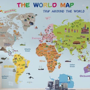 Puede incluir: Un mapa del mundo colorido con el texto "THE WORLD MAP TRIP AROUND THE WORLD". El mapa presenta ilustraciones de monumentos, animales y medios de transporte. El fondo es azul claro.