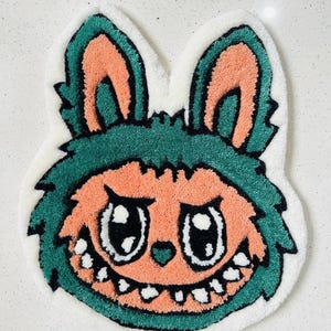 Tapis capitonné Labubu fait main | de sol mignon personnage de dessin animé | Tapis esthétique tendance pour la décoration de la chambre à coucher et du salon