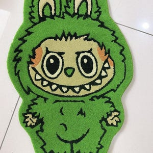 Tapis inspiré de Labubu - Tapis en laine tufté à la main en bleu - Joli tapis de personnage de dessin animé pour chambre d&#39;enfant, chambre d&#39;enfant, décoration de salle de jeux, dimension 1 pi x 2 pi