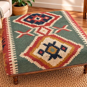 Tavolino da caffè/pouf Kilim vintage fatto a mano – Poggiapiedi imbottito multicolore in stile boho tribale, gambe rustiche in legno, motivo geometrico tradizionale