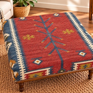 Handgemaakte saliegroene kilim poef/salontafel – Boho gestoffeerde voetenbank met zwart-beige strepen en houten poten.