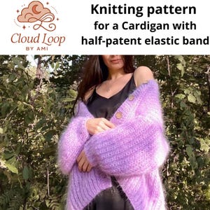 Könnte beinhalten: Ein fliederfarbener Cardigan mit halbpatentiertem elastischem Bund, mit großen, runden Holzknöpfen. Der Text "Knitting pattern for a Cardigan with half-patent elastic band" ist enthalten.