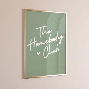 The Homebody Club Print Trendige Wandkunst, minimalistisches Typografie Poster in Sage Grün Trendige druckbare Kunst Wohnzimmer Dekor Boho-inspiriert