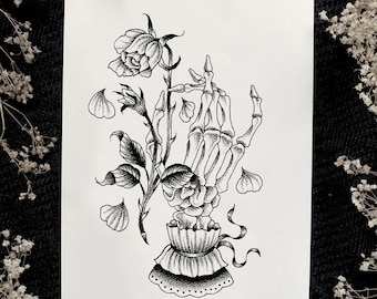 Könnte beinhalten: Eine Schwarzweißillustration einer skelettartigen Hand, die eine verwelkte Rose hält. Die Hand trägt eine Spitzenmanschette mit einem Band, das um sie gebunden ist.