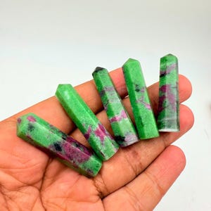 Set van 5 robijnzoisiet potloden | Natuurlijke edelsteenkristallen voor het maken van sieraden (39 x 8 mm)
