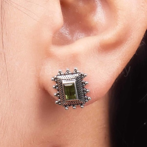 Kolczyki z naturalnym peridotem, srebro próby 925, ręcznie robione kolczyki damskie, delikatne kolczyki, minimalistyczna biżuteria,