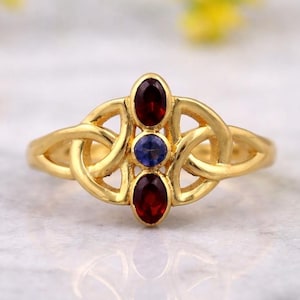 Puede incluir: Un juego de tres tazas de cerámica con un acabado mate moteado. Las tazas son de color crema, gris claro y gris oscuro. Cada taza tiene un diseño simple y minimalista y un asa redondeada.