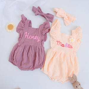 Personalisierte Baby-Strampler mit Name bestickt Musselin Outfit, Rüschen Sommer Jumpsuit, Neugeborenen Geschenk, Baby-Dusche Geschenk