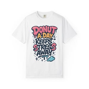 Donut A Day Keeps Stress Away Men&#39;s T-Shirt Fun Quirky Tee for Food Lovers Perfect Gift for Foodies Casual Wear Birthday Celebration