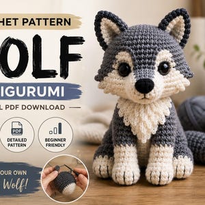 Könnte beinhalten: Eine Häkelanleitung für ein Wolf-Amigurumi mit dem Text CROCHET PATTERN WOLF AMIGURUMI DIGITAL PDF DOWNLOAD. Das Bild zeigt ein fertiges, grau-weißes Häkel-Wolf-Spielzeug mit großen schwarzen Augen und einem kleinen eingefügten Foto von Händen.