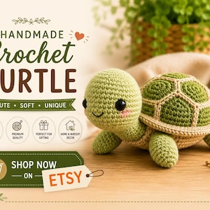 Puede incluir: Una tortuga de ganchillo hecha a mano con cabeza verde claro, caparazón verde oscuro con borde beige y ojos negros. La imagen incluye el texto: HANDMADE CROCHET TURTLE, CUTE SOFT UNIQUE, 100% HANDMADE, PREMIUM QUALITY, PERFECT FOR GIFTING, HOME & NURSERY DECOR, SHOP NOW ON ETSY.
