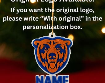 Może przedstawiać: Biała, niebieska i pomarańczowa ozdoba z logo niedźwiedzia i napisem "NAME" poniżej. Tekst "Original Logo Available!" i instrukcje personalizacji znajdują się nad ozdobą.