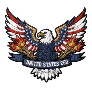 Puede incluir: Parche bordado con un águila calva majestuosa con las alas extendidas, sosteniendo antorchas. Las alas muestran el diseño de la bandera estadounidense. Una pancarta dice "UNITED STATES 250" con los años "1776-2026" debajo. El águila es en tonos de azul, blanco y dorado.