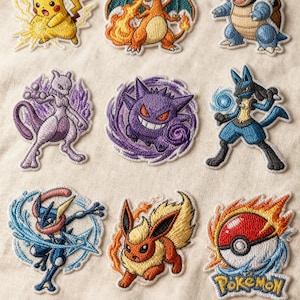 Puede incluir: Parches bordados con varios personajes de Pokémon, incluyendo Pikachu, Charizard, Blastoise, Mewtwo, Gengar, Lucario, Greninja, Flareon y una Poké Ball. Cada parche muestra costuras detalladas y colores vibrantes, ideal para ropa o accesorios.