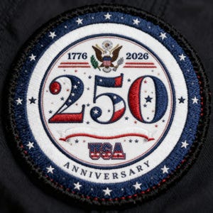 Puede incluir: Un letrero de madera rústica con el texto "Welcome to our home" en letras blancas. El letrero presenta un acabado envejecido y un diseño simple y acogedor, perfecto para un porche o entrada.