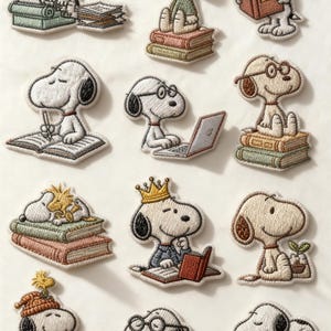 Puede incluir: Colección de parches bordados de Snoopy en varias poses, incluyendo leer, escribir y usar un portátil. Los parches muestran a Snoopy con gafas, una corona y un gorro de invierno. La paleta de colores incluye blanco, beige y varios tonos de marrón.