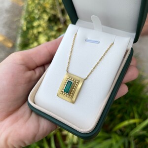 Dazzling Solitaire Pendant: Anniversary Gift in Yellow Gold 18K