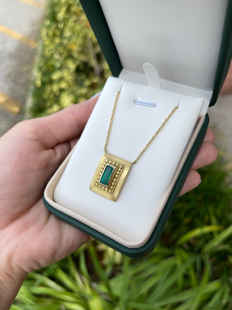 Dazzling Solitaire Pendant: Anniversary Gift in Yellow Gold 18K