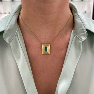 Classic Yellow Gold 18K Necklace Featuring a Green Emerald Statement