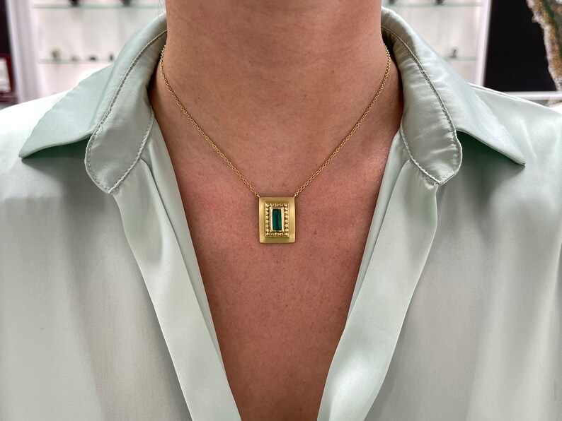 Classic Yellow Gold 18K Necklace Featuring a Green Emerald Statement