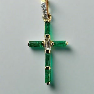 Colgante de cruz de esmeralda con diamante baguette y diamantes redondos en oro de 14 quilates, cruz de esmeralda, esmeralda colombiana, colgante de cruz de oro