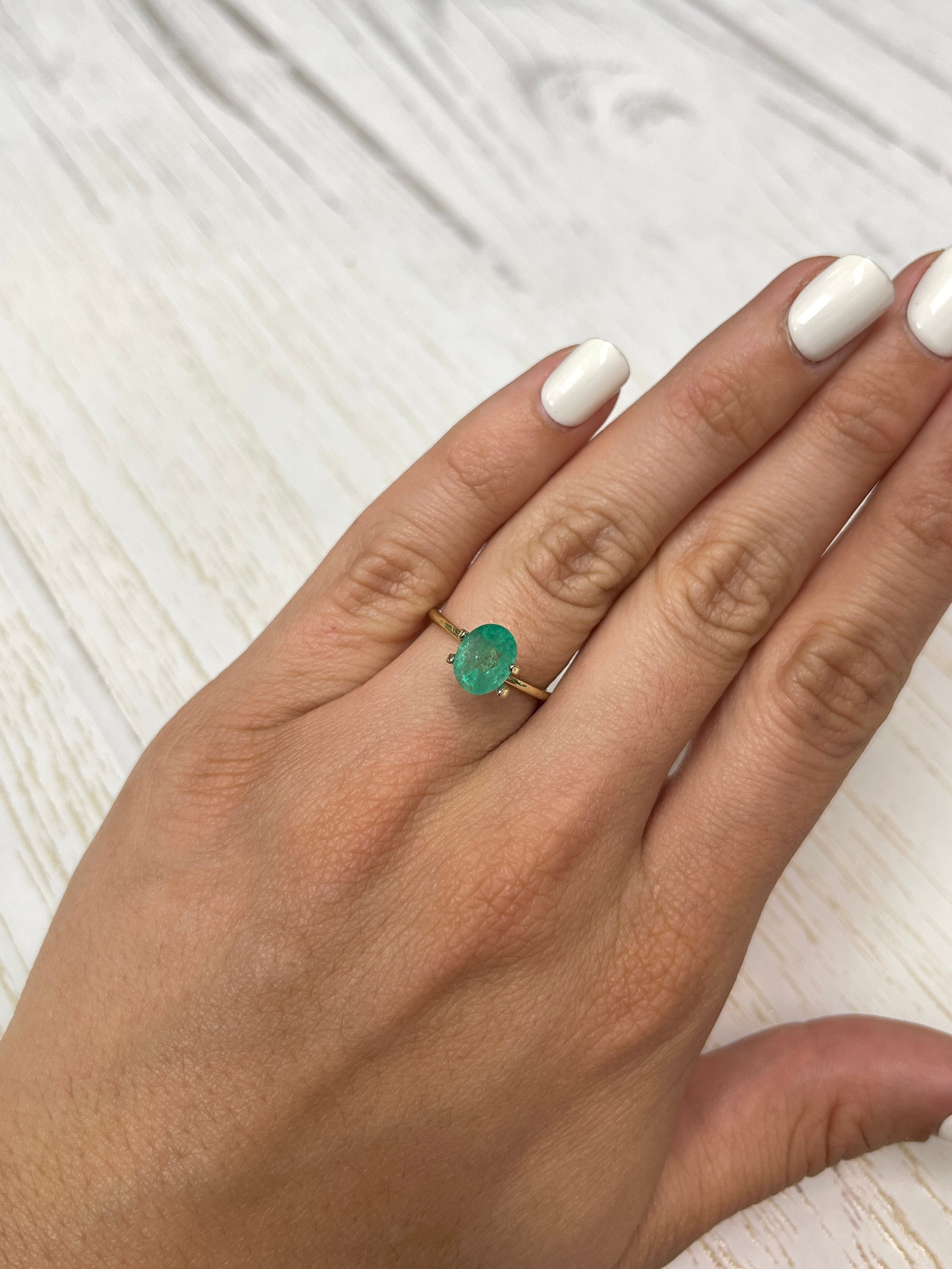 Émeraude Naturelle Colombienne 1.70 Carats - Ovale - Non Traitée - Certifiée AGL - Pierre Précieuse