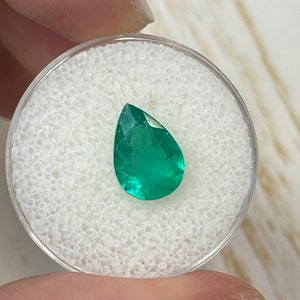 Rich Green Elegance: 1.87 Carat Colombian Emerald Jewel