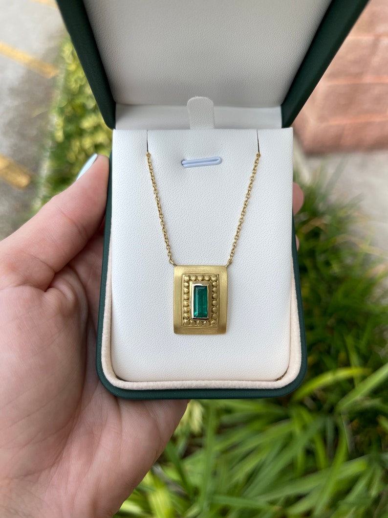 Elegant Colombian Emerald Necklace - a 1.60 Carat Anniversary Delight