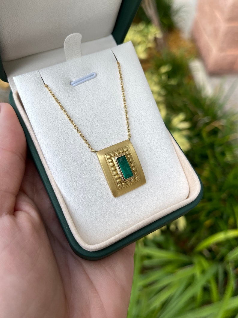 Emerald Statement Necklace - Luxurious Green Radiance in 18K Gold