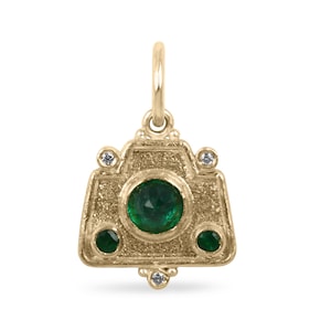 0.68 tcw 24-karaats gouden smaragd en diamant camerabedelhanger, smaragdgroene hanger, camera-bedel, 24-karaats gouden sieraden, smaragd bezel, vintage camera