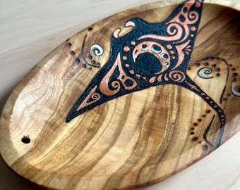 Manta Ray Pyrography Olive Wood Bowl – Hand Burned Ocean Art with Copper Silver Detail