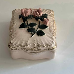 Vintage Porcelain Jewelry Box with Floral Pattern – Vintage porcelain jewelry box with floral pattern