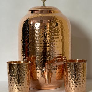 Fontaine à eau en cuivre 1CO% - Réservoir de 4 L, fait main, avec 2 verres, bienfaits ayurvédiques pour la santé
