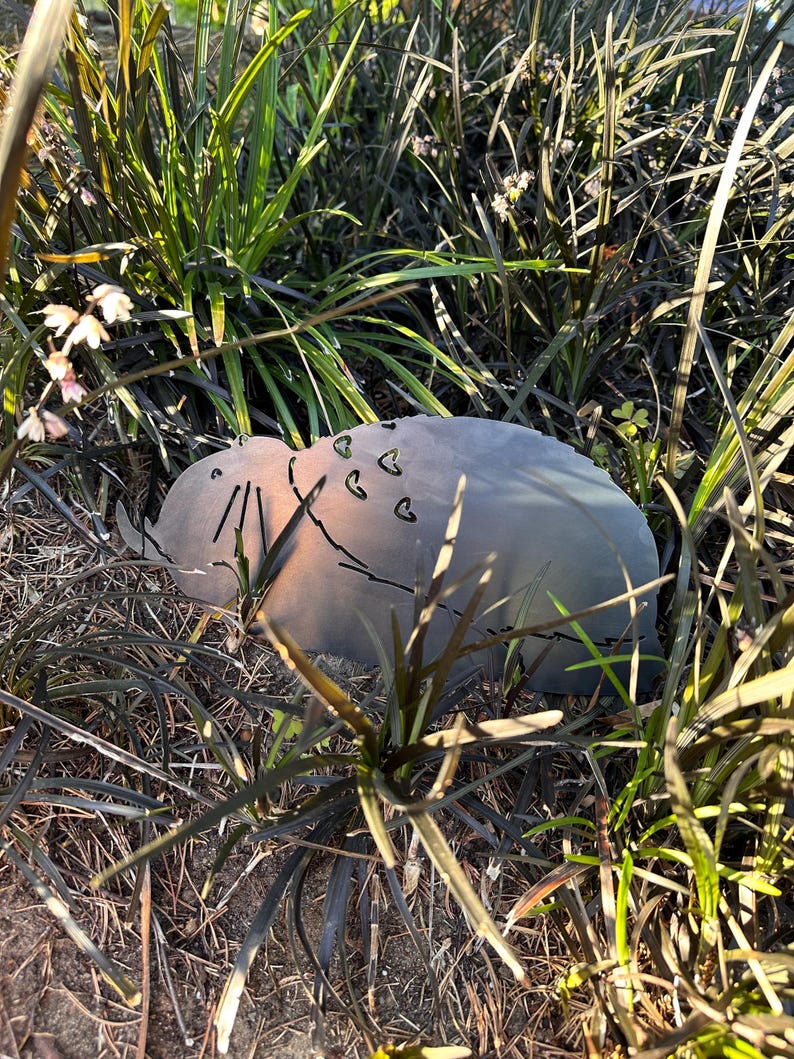 Sömnig Skogsanda - Totoro - Trädgårdspåle i metall - Studio Ghibli Yard Art bild 7