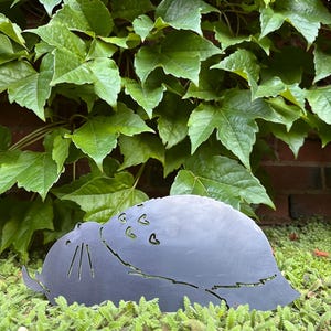 Sömnig Skogsanda - Totoro - Trädgårdspåle i metall - Studio Ghibli Yard Art bild 1