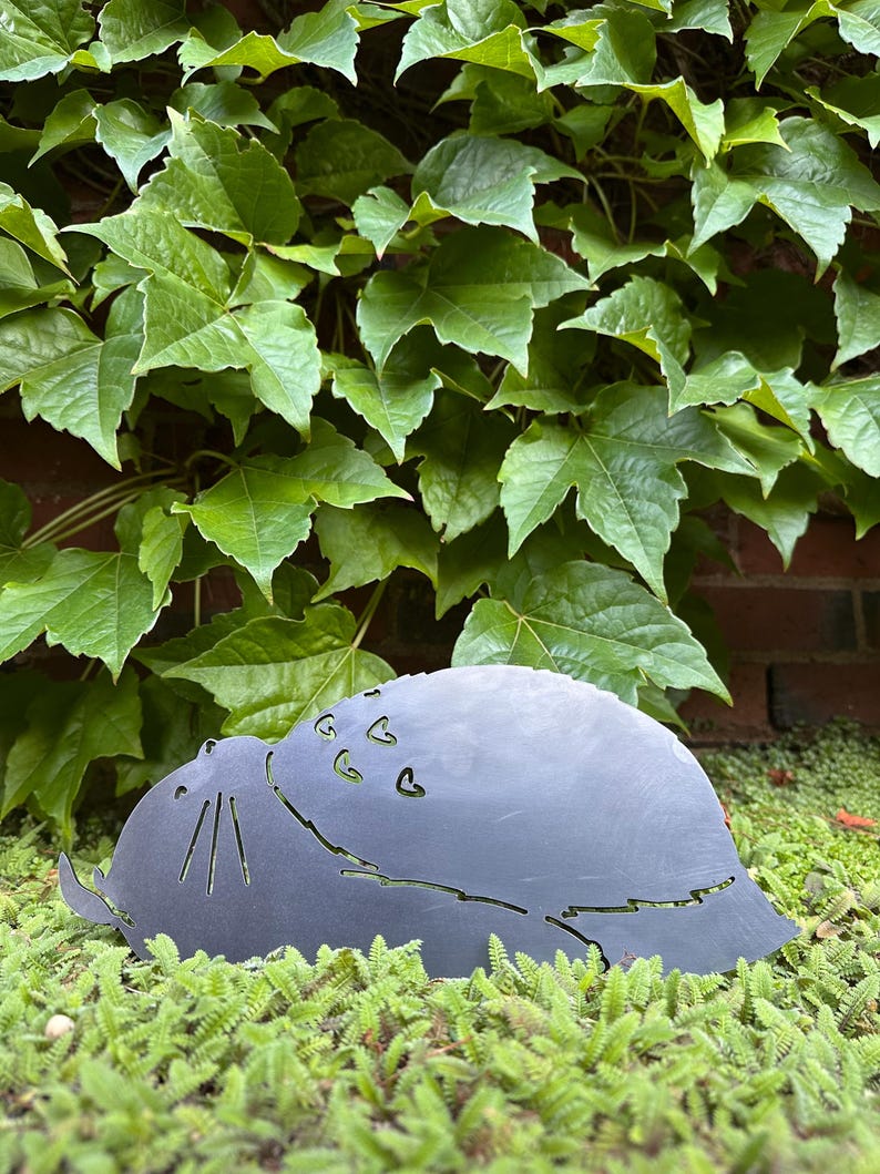 Sömnig Skogsanda - Totoro - Trädgårdspåle i metall - Studio Ghibli Yard Art bild 1